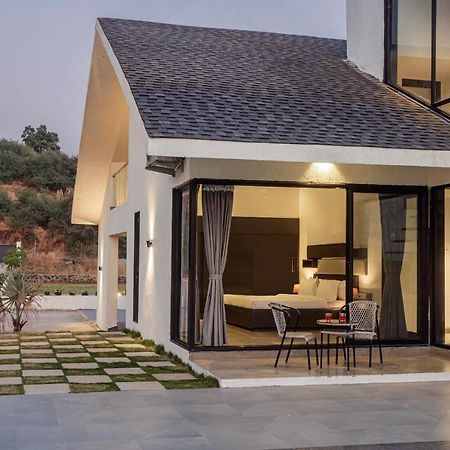 Saffronstays Stargazer, Karjat - Luxury Pool Villa With Lake View ภายนอก รูปภาพ