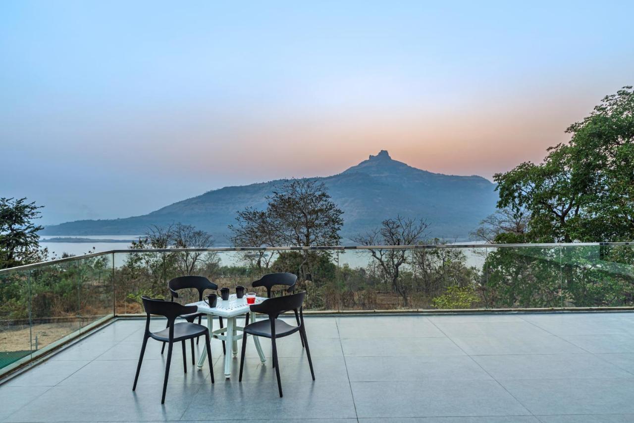 Saffronstays Stargazer, Karjat - Luxury Pool Villa With Lake View ภายนอก รูปภาพ