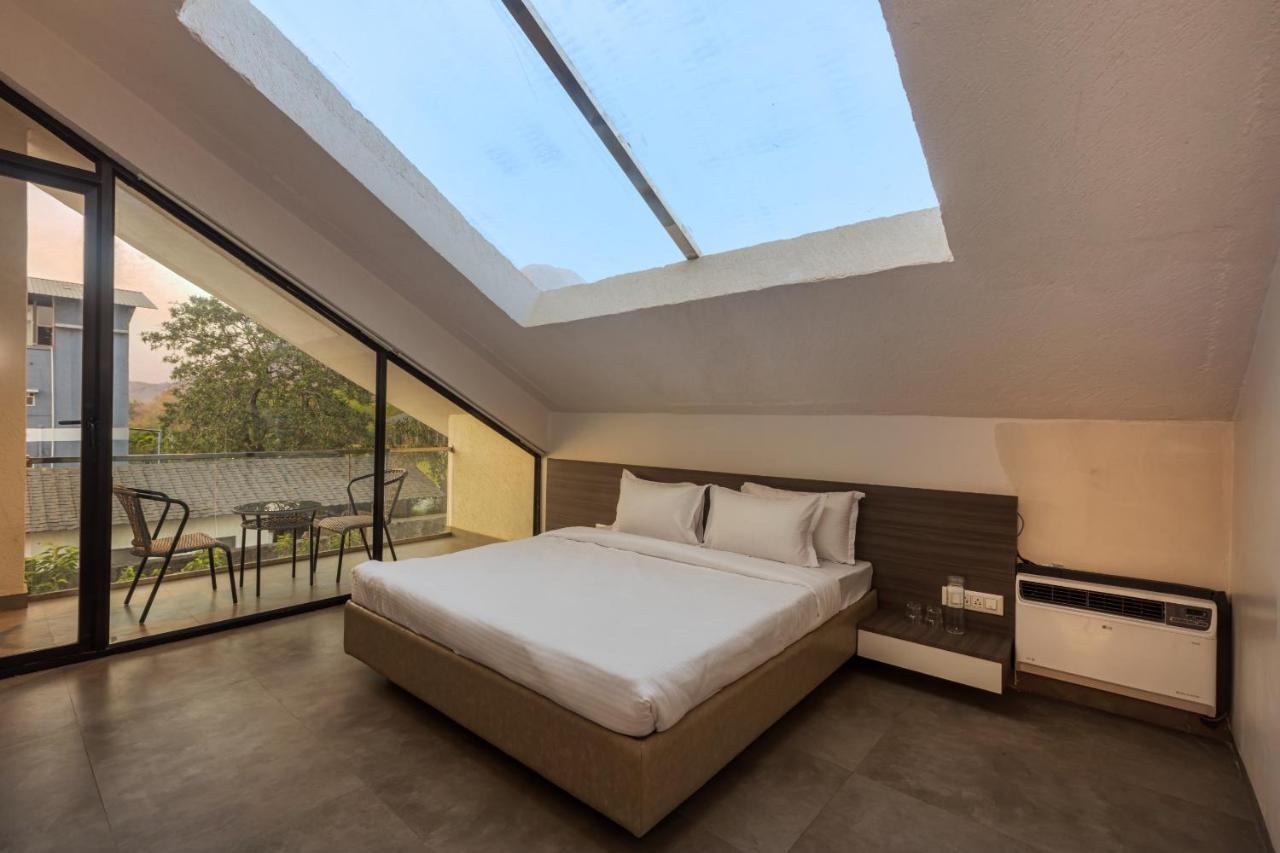 Saffronstays Stargazer, Karjat - Luxury Pool Villa With Lake View ภายนอก รูปภาพ