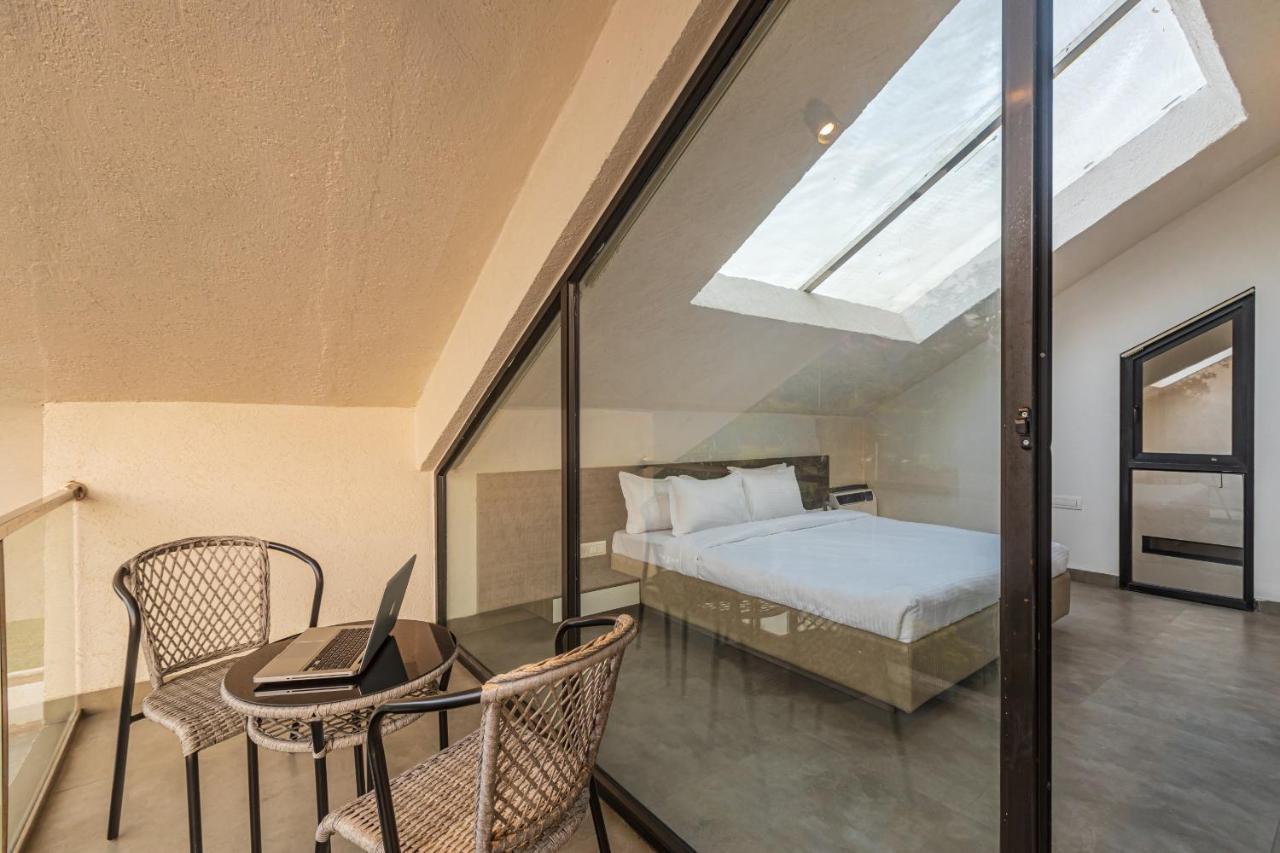 Saffronstays Stargazer, Karjat - Luxury Pool Villa With Lake View ภายนอก รูปภาพ