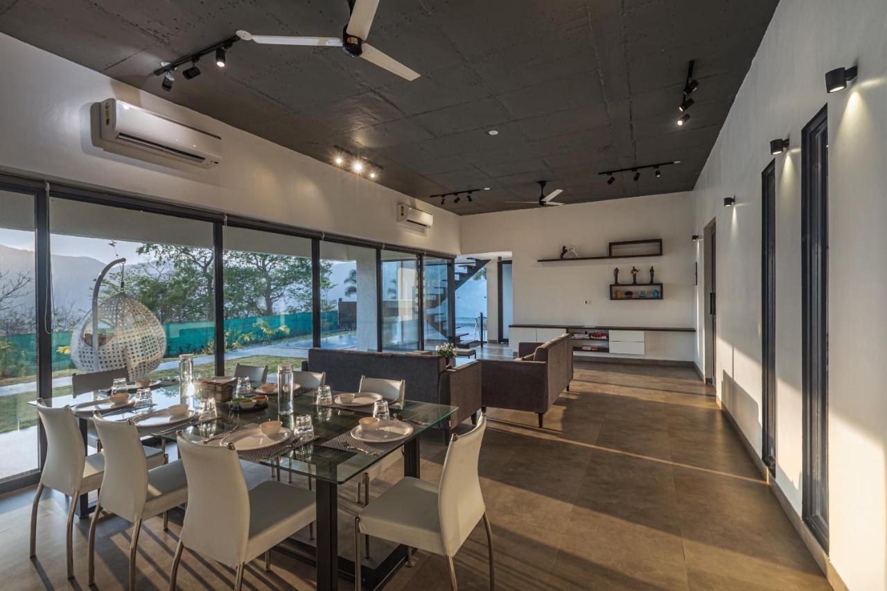 Saffronstays Stargazer, Karjat - Luxury Pool Villa With Lake View ภายนอก รูปภาพ