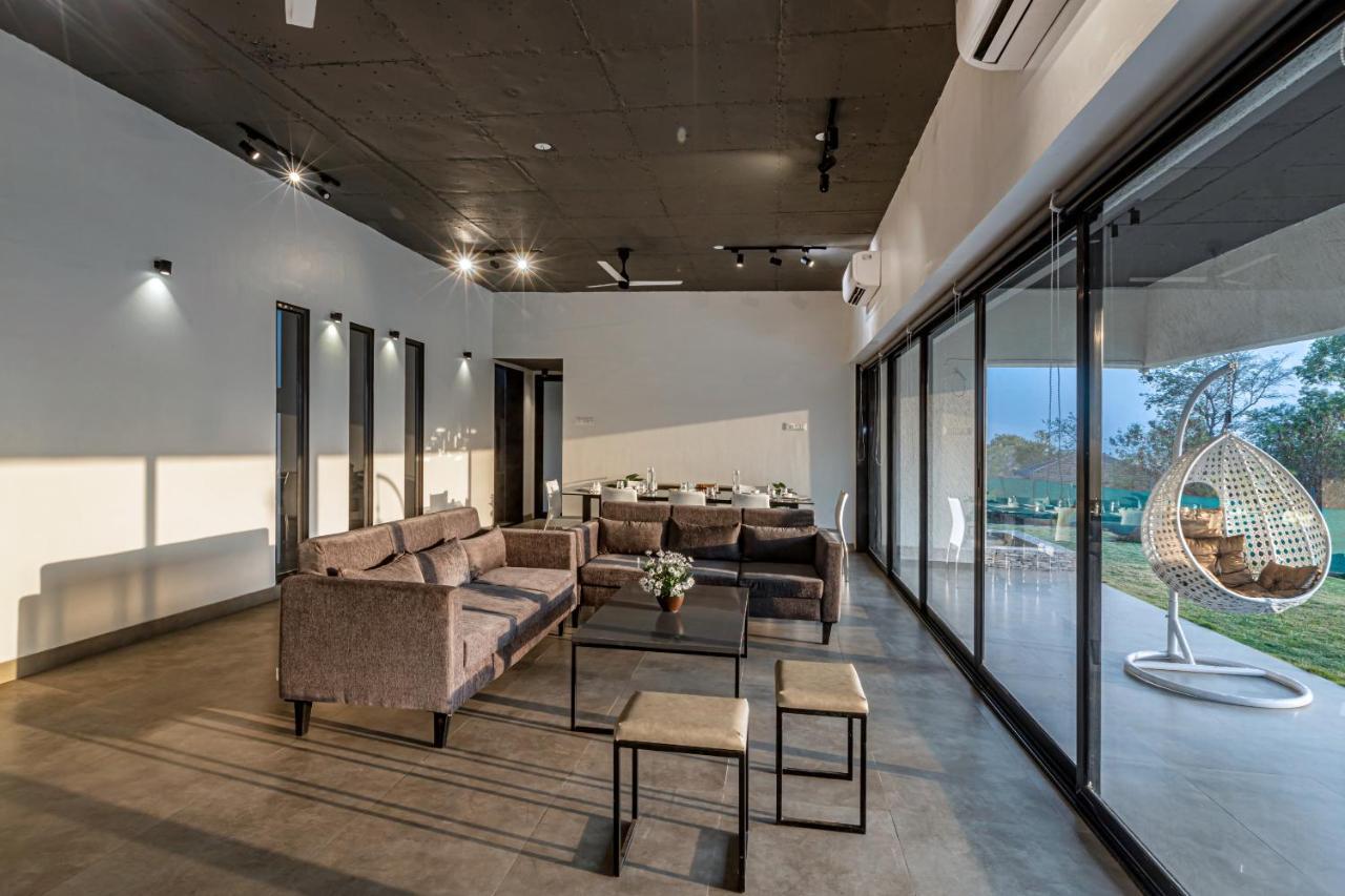 Saffronstays Stargazer, Karjat - Luxury Pool Villa With Lake View ภายนอก รูปภาพ