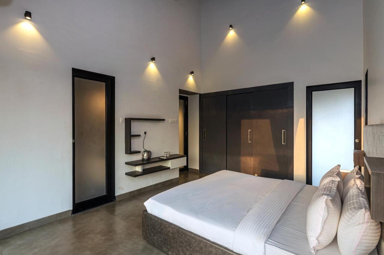 Saffronstays Stargazer, Karjat - Luxury Pool Villa With Lake View ภายนอก รูปภาพ