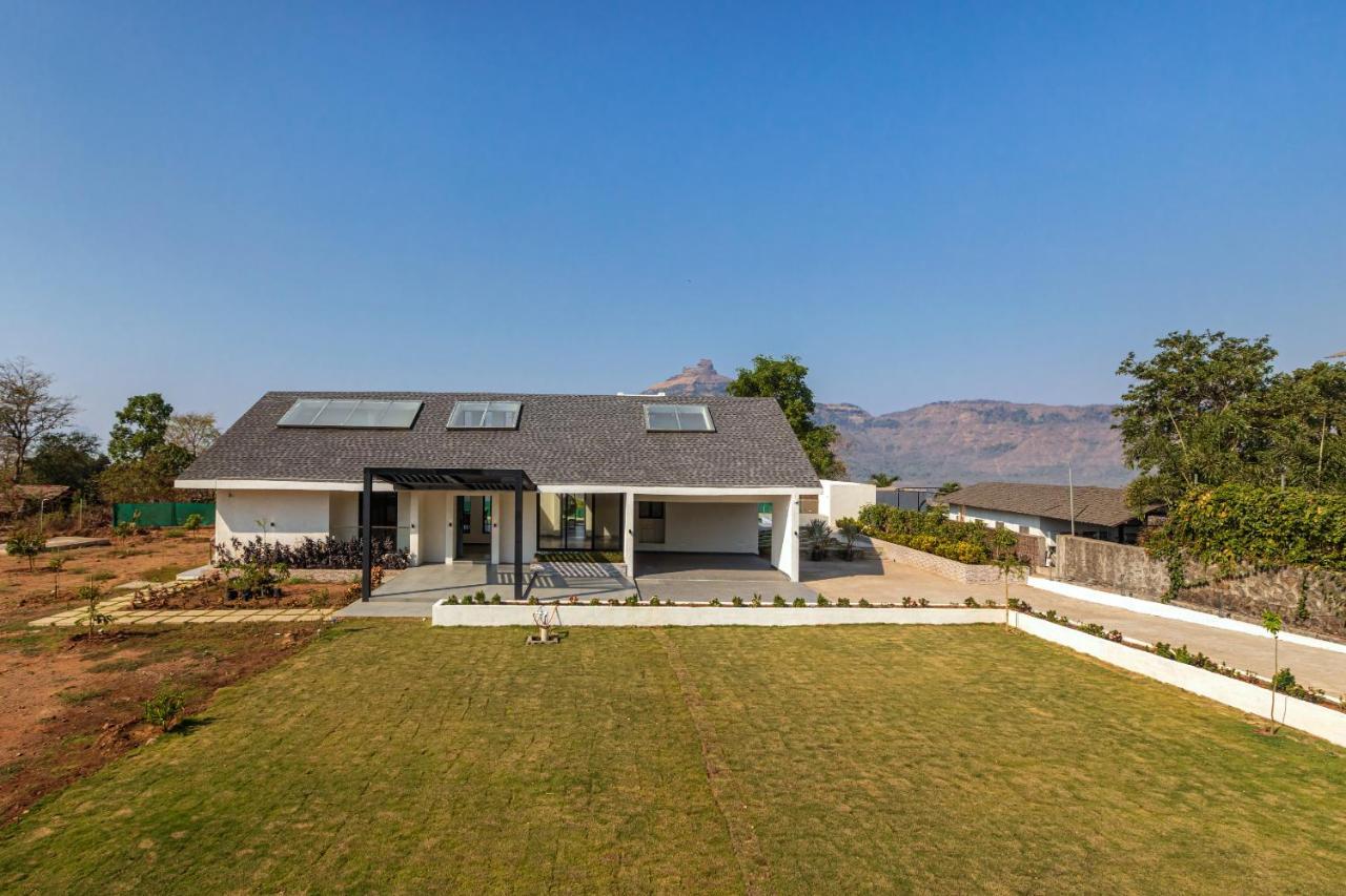 Saffronstays Stargazer, Karjat - Luxury Pool Villa With Lake View ภายนอก รูปภาพ