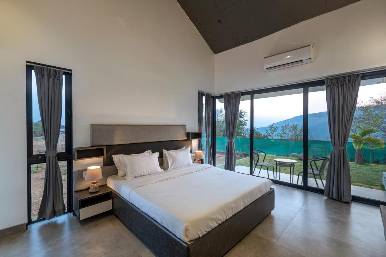 Saffronstays Stargazer, Karjat - Luxury Pool Villa With Lake View ภายนอก รูปภาพ