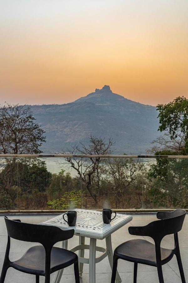 Saffronstays Stargazer, Karjat - Luxury Pool Villa With Lake View ภายนอก รูปภาพ
